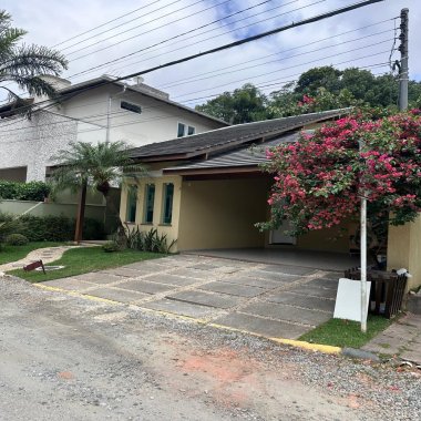 Casa com 2 suítes e piscina em condomínio fechada na Praia Brava